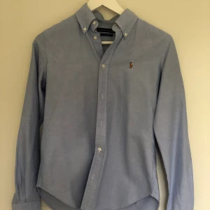 Skjorta Ralph Lauren - Skjorta med väldigt fin passform - slim fit.  Köparen står för frakten.