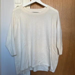 Tröja  - Vit tröja från Vero Moda i storlek XS. Oversized. Kan även skicka om önskas, fraktalternativ kan diskuteras.