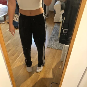 Adidas byxor - Jättesnygga adidas byxor i storlek S som är långa i benen, jag är 174 cm lång för referens❤️ säljer för 100 kr + frakt❤️