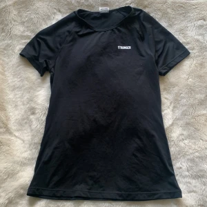 Stronger Tröja - En jätte fin svart stronger tröja. Säljer pga för liten. Aldrig använd, bara testad. S men sitter som Xs. Köpare står för frakt💕