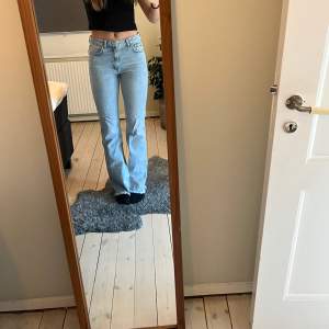 Snygga midrise jeans från Gina tricot i storlek 40 men sitter bra på mig som vanligtvis har 36/38 i jeans. Skriv för fler bilder!❤️