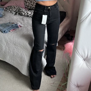 Zara jeans - Zara svarta jeans med hål i knäna!  Mycket fin och helt ny! Nypris-399kr💕💕