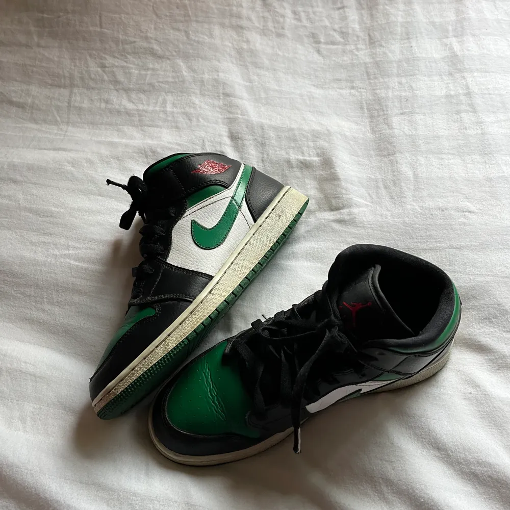 Säljer mina Nike Air Jordan 1 green toe💚 Köpte dom förra året men dom är ändå i hyfsat skick, tecken på användning finns då dom är lite smutsiga (inget som inte går att fixa) Säljer dom då dom inte kommer till användning längre!. Skor.