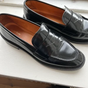 & other stories loafers - supersnygga loafers från & other stories, köpta här på plick men passade inte och därför måste jag sälja vidare dom 💔💔 mycket bra skick!! nypris runt 1100kr