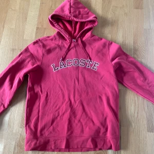 Lacoste Hoodie strl. S/M - Lacoste hoodie i riktigt bra skick. Strl M men passar S
