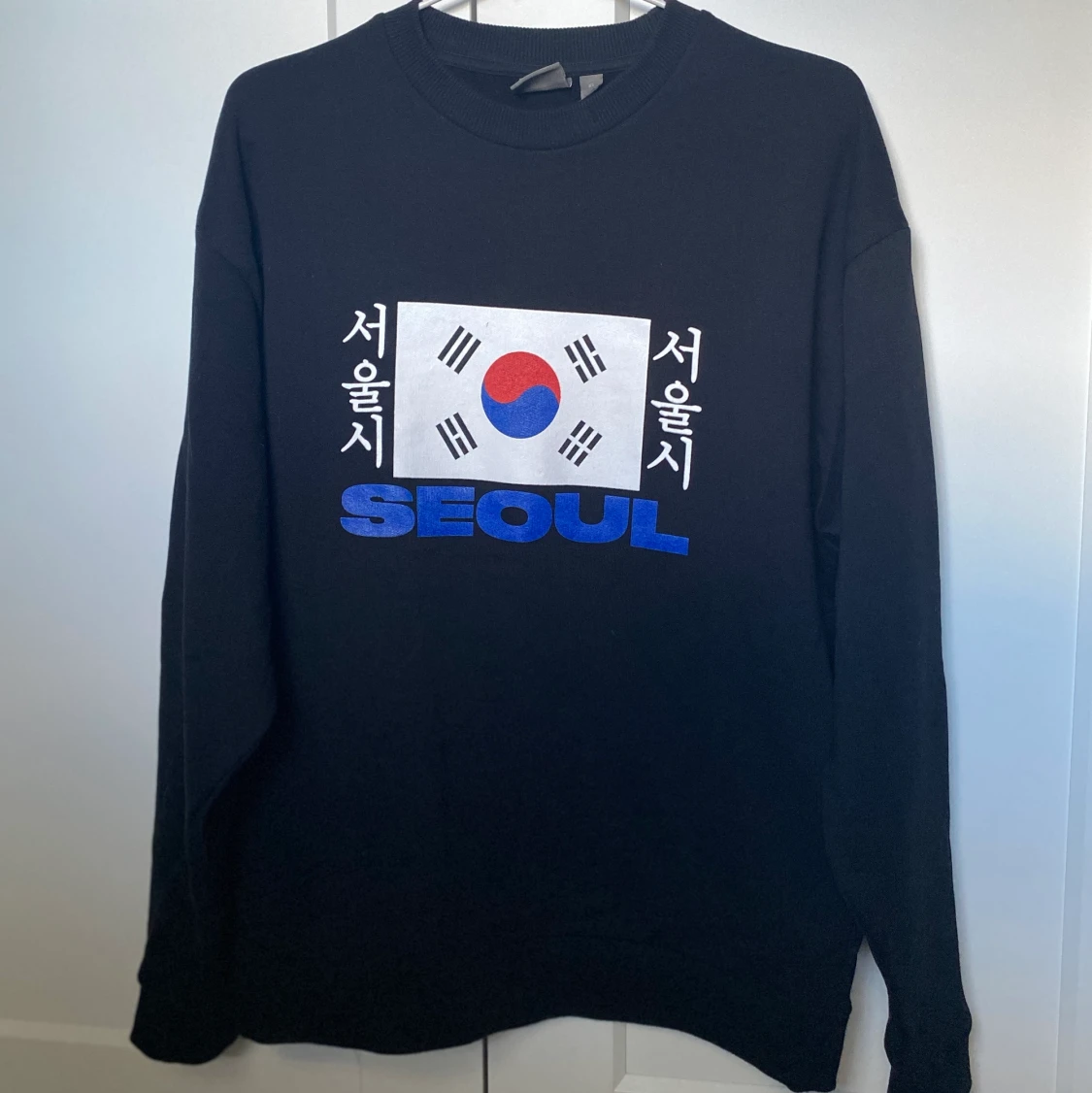 Oversized sweatshirt med ”Seoul”-tryck - 90