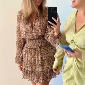 klänning från zara - superfin klänning från zara, max använd 3 gånger. Nypris 400kr, köparen står för frakt (66kr)🤗🤗💞