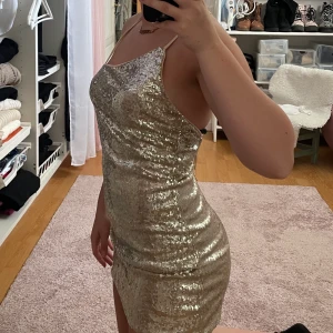 Glittrig klänning  - Glittrig klänning aldrig använd så skicket är 10/10