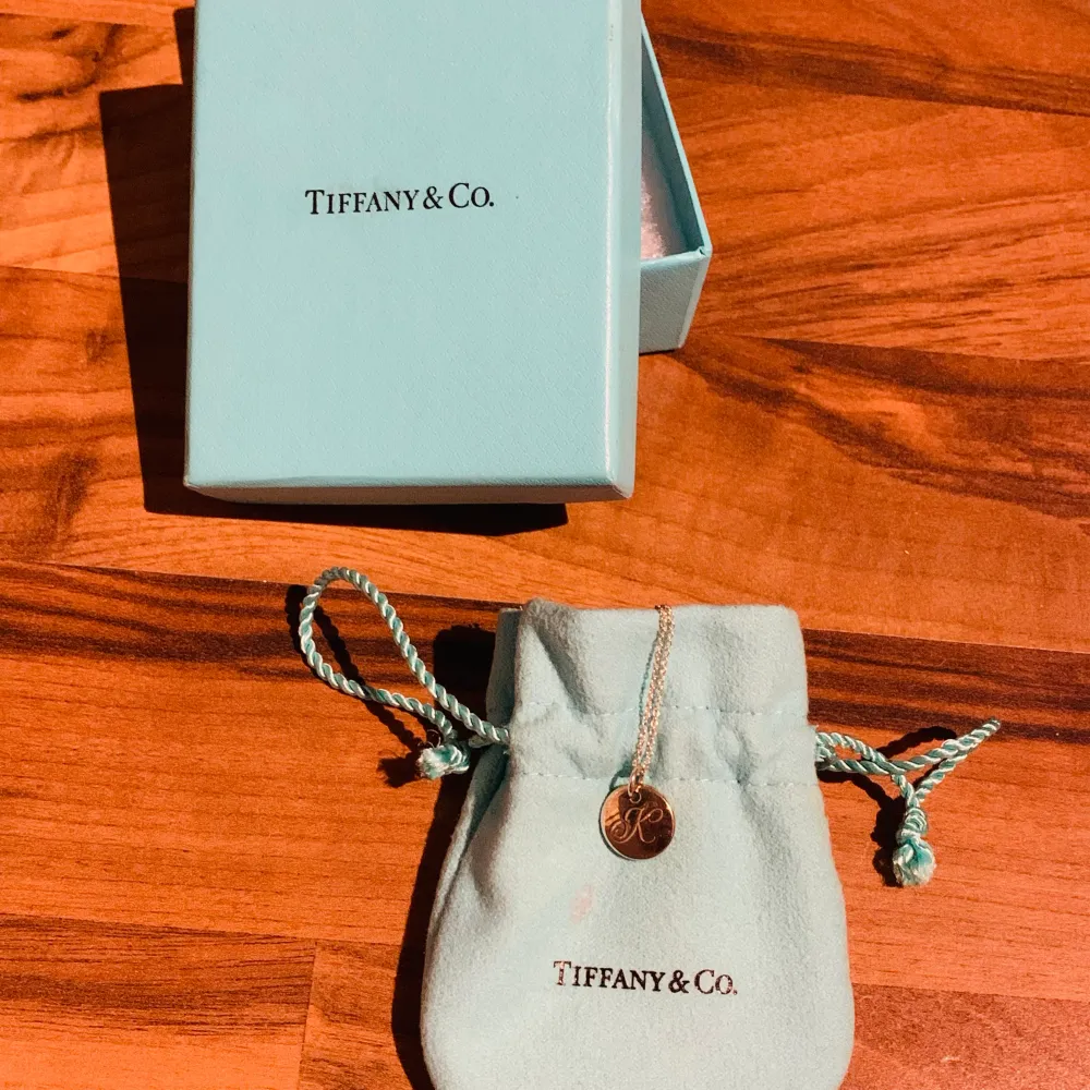 Tiffany and Co halsband med bokstaven K med box och påse . Accessoarer.