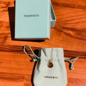 Tiffany and Co halsband med bokstaven K med box och påse 