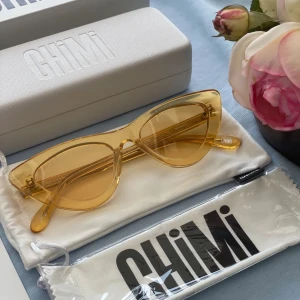 Chimi #006 - Solglasögon från chimi i färgen Mango. Fick med dem när jag köpte mina skidglasögon. Aldrig använda så perfekt skick.