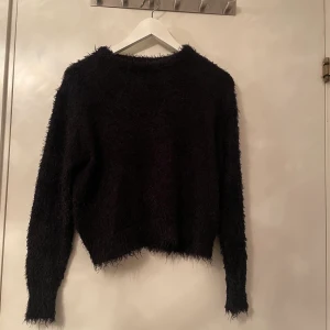 Tröja - En fin tröja i mjukt material. Material syns bättre på andra bilden. 