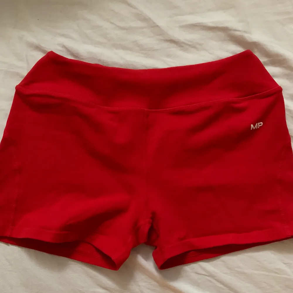 Röda as snygga shorts från myprotein. Säljer eftersom de inte kommer till användning❤️. Shorts.