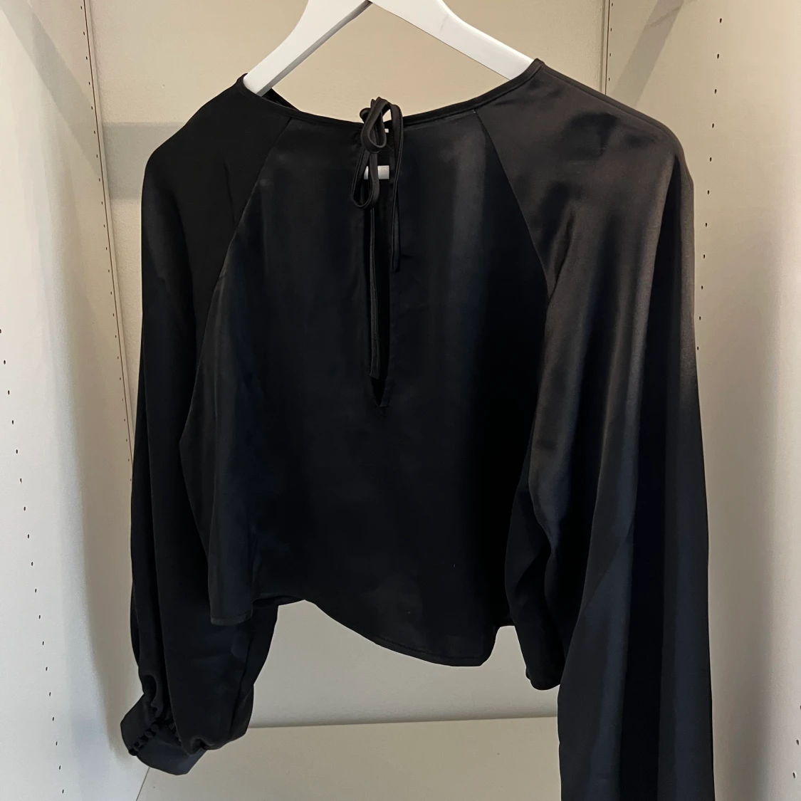 Svart croppad silkesblus - 90