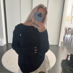Stickad tröja  - Säljer denna supermysiga overszied tröjan från Ralph Lauren! Storlek XS men tror att det är en killmodell så passar även en S och M💞💞 