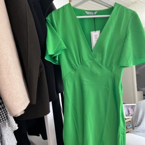 Grön klänning  - Super fin grön klänning från Stradivarius, aldrig använd😋på prislappen står de storlek M men på klänning står de storlek S, jag skulle säga att den är mer en S! Köpt för 259kr🥰