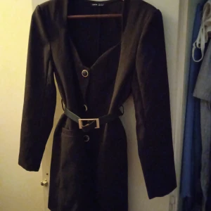 Kostym klänning  - Så snygg elegant klänning (kavaj,kostym) stil. Med knäppning i fram och med skärp. Oanvänd 