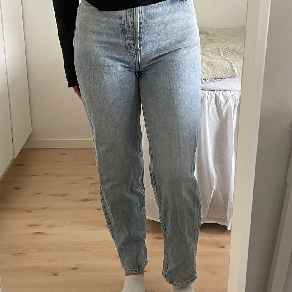 Ljusblåa mom jeans från mango, jag är 161cm. Jeans & Byxor.