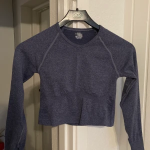 Träningströja - Super snygg tränings tröja med hål för tummarna! Säljer eftersom den är för liten.