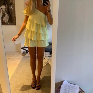 Volangklänning - Säljer denna helt oanvända volangklänning från Zara 💛 prislapp kvar!! Möts upp på Östermalm eller fraktar! 💕💕 (lånade bilder)