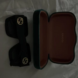 Gucci solglasögon  - Äkta gucci square frame solglasögon  Aldrig använda Kvitto finns online via mail då de är köpta online. Skriv för mer info Skriv för mer info