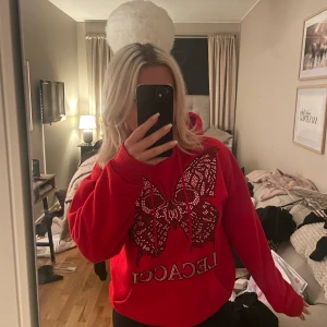 Lecacci Hoodie S - Hoodie från Lecacci använd ett fåtal gånger. Är som ny! Finns inte att köpa längre. Storlek S men passar xs-M beroende på hur man vill att den sitter. Jag har S i vanliga fall. Nypris 899