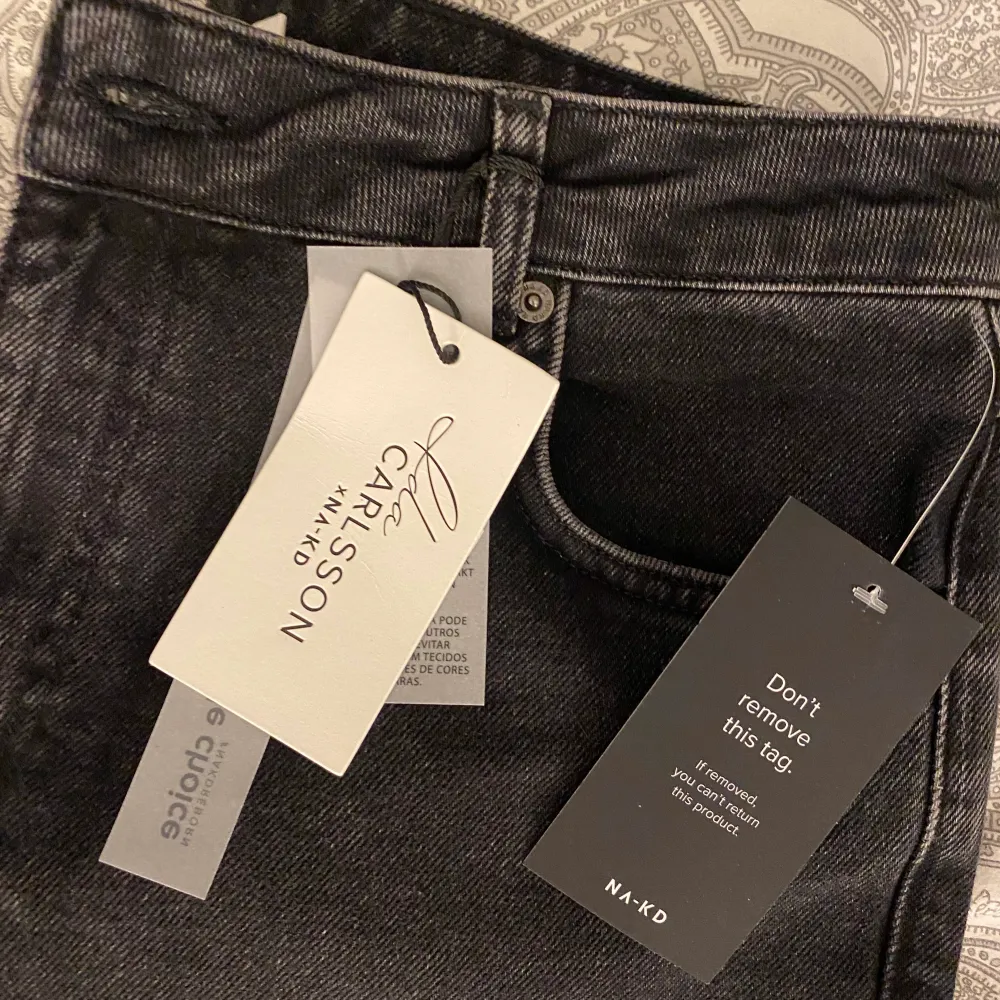 Säljer dessa SUPERSNYGGA jeans ifrån Ida Carlssons nysläppta kollektion tillsammans med NA-KD då jag råkade beställa dubbelt par & därför tänkte prova sälja här innan jag skickar tillbaka! :) Idas jeans skulle jag säga passar personer mellan 168-176. Jeans & Byxor.