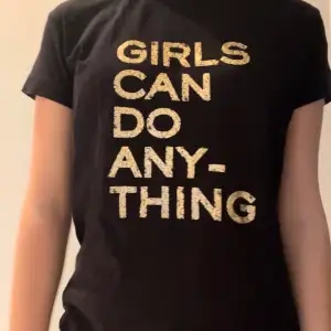Girls can do anything t-shirt, guld text. Aldrig använd, nypris 950kr