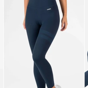 # stronger - Mörkblå stronger tajts ser exat ut som på bilden fast med vita prickar storlek XS inprincip helt oanvända. Skriv för fler bilder💕 frakt ingår ej