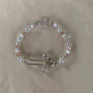 mae: Belle. kors armband - Armband med ett kors, ungefär 17cm. Pris blir runt 60-90kr + 13kr för frakt💗men vi kan diskutera priset  (man behöver inte vara Kristen eftersom att det inte finns någon representation av Jesus:)) Vill du ha en gullig satin påse blir det typ 4kr extra.💗