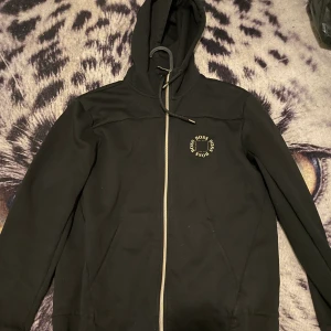 Hugo boss tröja  - Storlek M men har dock krympt lite i tvätten så passar som S ny pris 2000