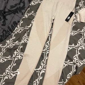 Tights  - Beige tights som aldrig är använda prislappen är fortfarande kvar. Storlek M passar även L 