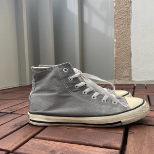 Converse - Köpta på sellpy men alledeles för små, det är i använt skick. Priset kan diskuteras.