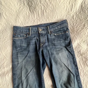 Low waist jeans  - Vintage levis jeans! Står ej storlek men skulle säga 25-27 och strl 32-34 ! 
