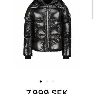 Moncler maya - Säljer en vinterjacka som e rätt så ny dm vid instrrsse 