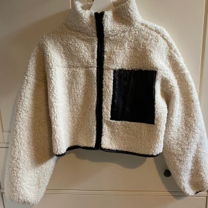 Teddyjacka  - Teddyjacka från Gina i storlek xs. Jackan har en croppad och bred passform. Perfekt till tidig höst och vår. Knappt använd därav i mycket bra skick💓