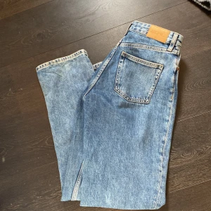 Oversized jeans  - Snygga oversized jeans från monki! Lite för stora på mig som är 160cm! Superbra kvalitet och fin färg😮‍💨 passar både tjejer och killar