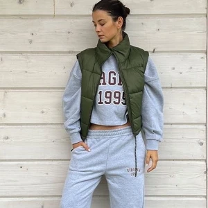 Oanvänd väst  - Säljer en grön puffer väst. Otroligt snygg, kan justeras med knappar och band så den blir tajtare i midjan.   (Färgen är som den första bilden) 