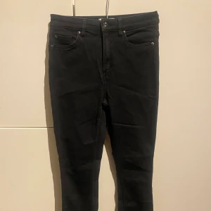 Svarta skinny jeans - Mycket bra skick.  Kan även postas och jag står för frakten.