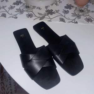 Dessa fina sandaler från h&m i storlek 39 är endast använda en gång, säljer då de tyvärr inte kommer till användning. Säljer för 50 kr + frakt❤️