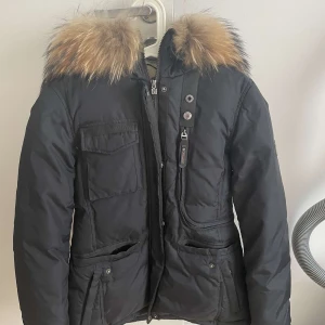 Hollies jacka  - En helt oanvänd hollies jacka med äkta pälskrage köpt för 4000kr säljer för 1000kr💓