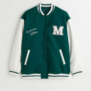 Bassebollejacka - Ass snygg baseboll jacka, säljer då den inte kommer till användning, köptes föra våren för 600kr säljs för 200kr då jag vill bli av med den🥰jackan är fläckfri i nyskick då jag använde den lite innan jag köpte en ny jacka igen💕skriv för egna bilder