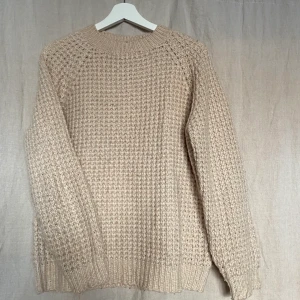 Stickad tröja  - Mysig stickad tröja, ”våffligt” mönster. Storlek XS men passar bra på mig som är en M. Stor i storleken!! Aldrig använd.