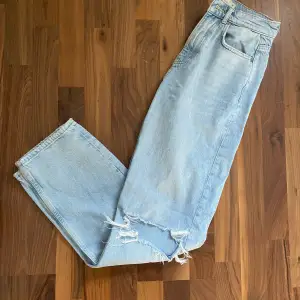 Gina tricot 90’s blå jeans med 2 hål, ett i vardera knä  Strl; 34 Skriv för fler blider