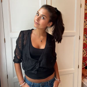 SKIT snygg kofta/ topp🐈‍⬛💕  - Skit snygg genomskinlig spets/ mönstrad kofta. Den är tre kvart armad som är såååå fint. Har några knappar lägst nere, man kan ha med eller utan linne💕🤩🤩