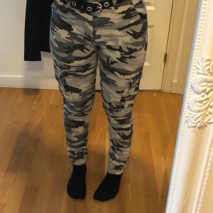 Camo byxor - Sköna högmidjade byxor, litet hål i ena fickan. Kolla profilen för fler annonser