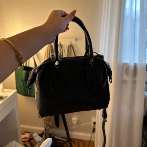 Zara väska - Väska med nitdetaljer. Använt några gånger men i bra skick! 