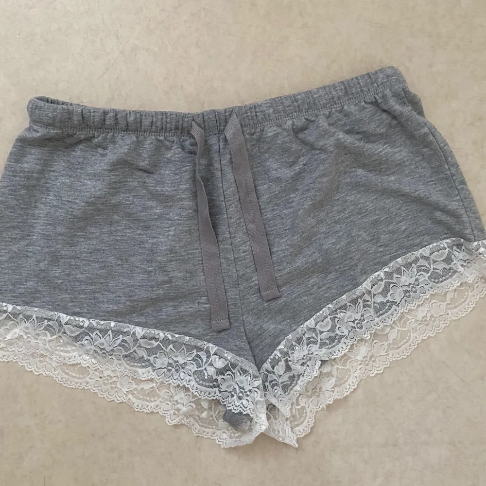 Helt nya grå shorts med detaljer i storlek S.. Shorts.