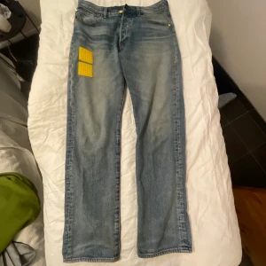 Levis Lego Jeans - Levis Jeans Lego edition  Storlek: W32 L32  Modell: 501 Nypris: 1200 kr Riktigt bra skick använd ett fåtal gånger. Alla Lego delar finns kvar. Finns Lego bitar du kan bygga på de gula rutorna.