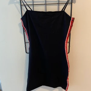 Svart klänning - Jättefin klänning med tryck på sidorna. Aldrig använd då den är lite för tight för min smak🫶🏽